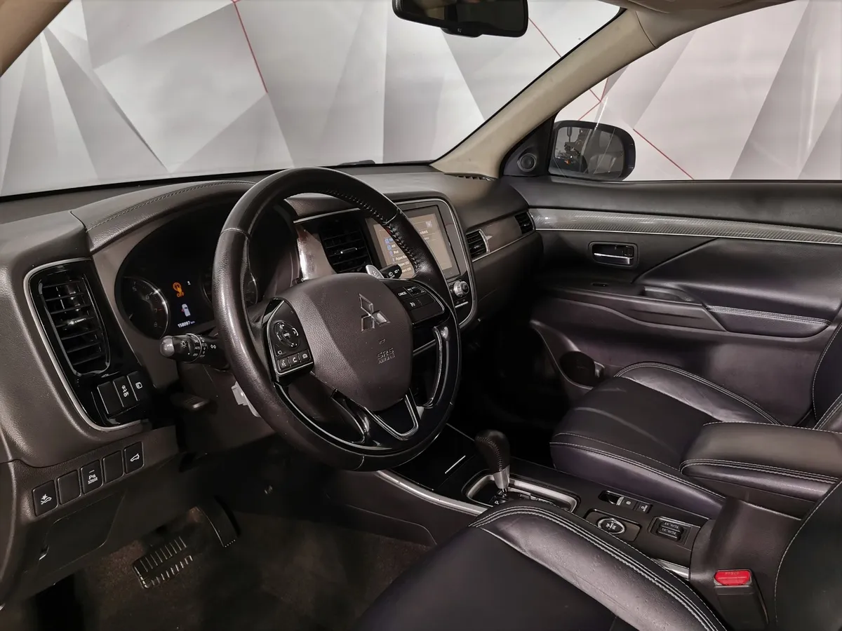 Mitsubishi Outlander 2.4 MIVEC CVT 4WD (167 л.с.) Ultimate Черный в АВИЛОН. Слайд №18