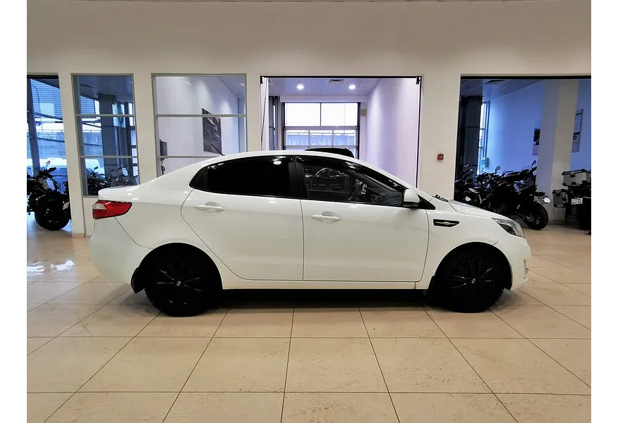 Kia Rio 1.6 AT (123 л.с.) Белый в АВИЛОН. Слайд №6
