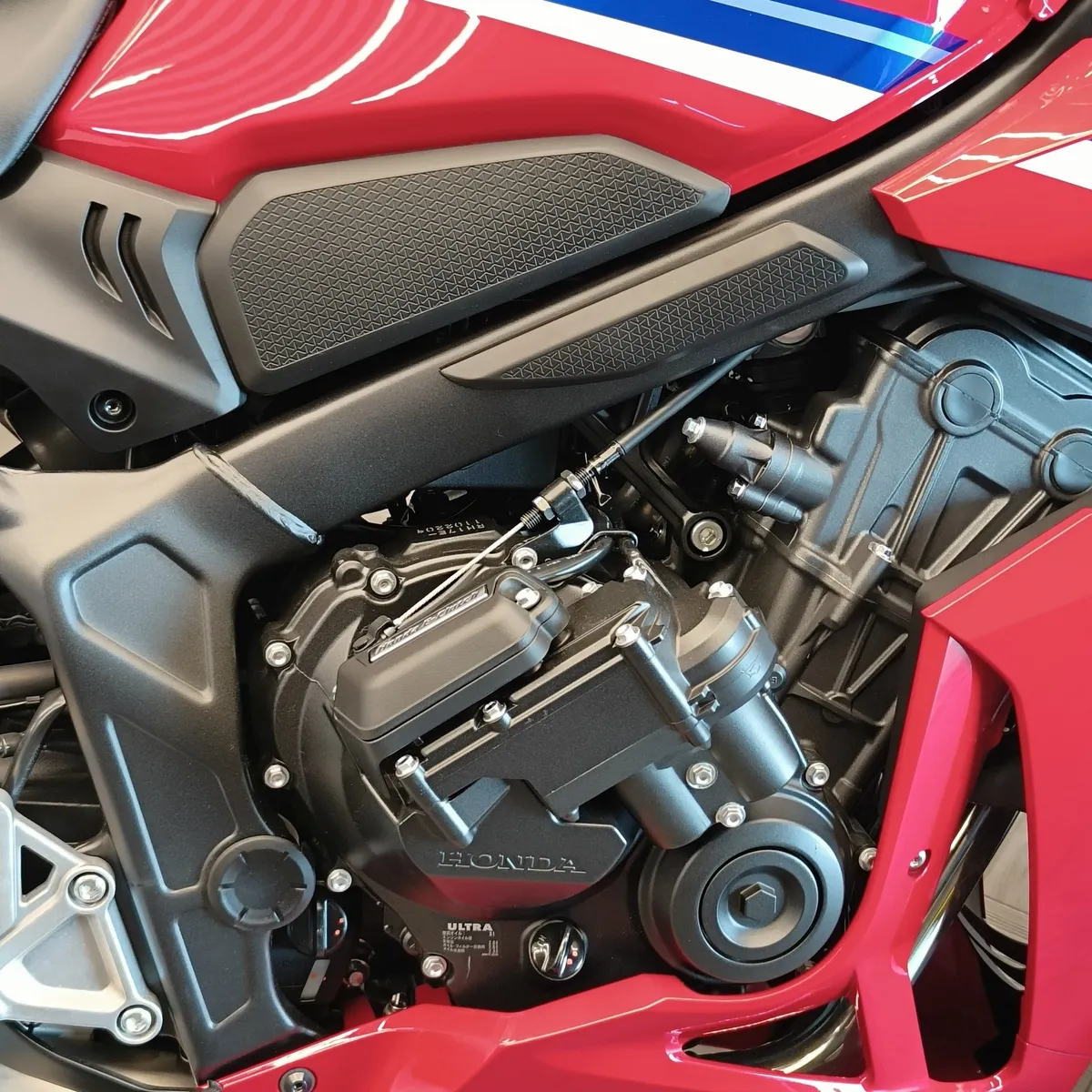Honda CBR650 649 см³ (95 л.с.) (95) 649 Красный в АВИЛОН. Слайд №5