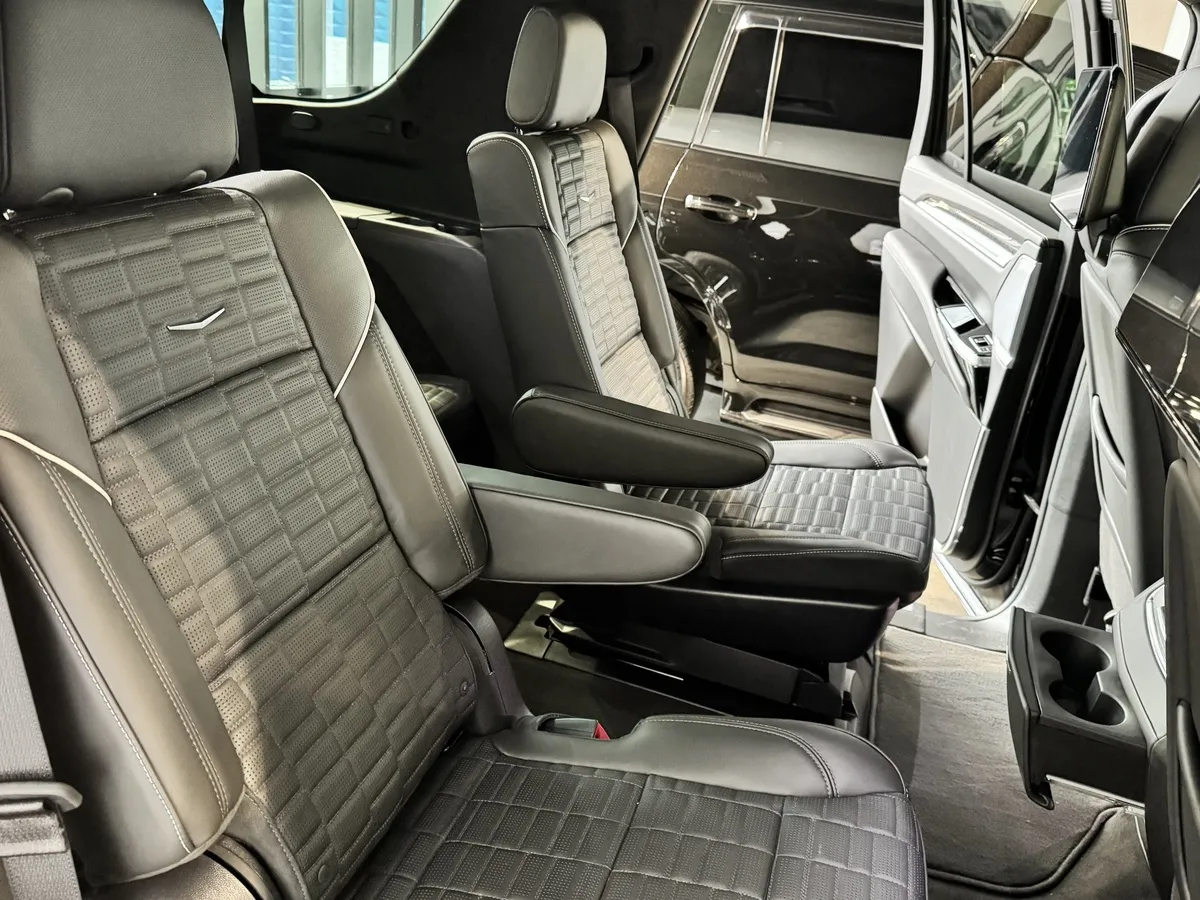 Cadillac Escalade V 6.2 AT 4WD (690 л.с.) V-series Черный в АВИЛОН. Слайд №13