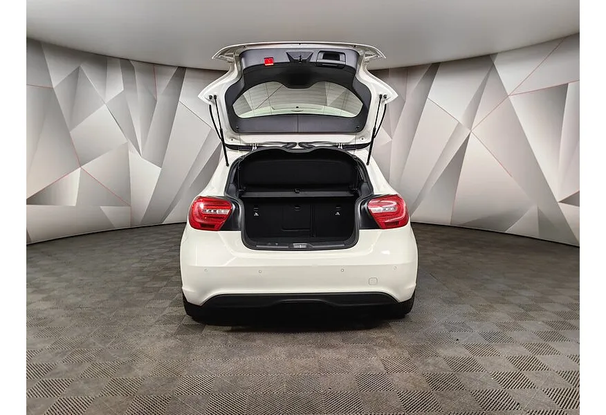 Mercedes-Benz A-Класс 180 7G-DCT (122 л.с.) Белый в АВИЛОН. Слайд №12