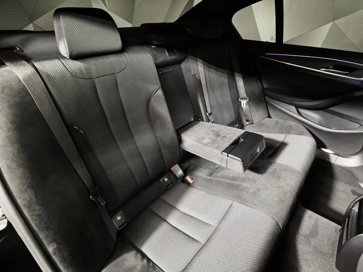 BMW 5 серия 520d xDrive Steptronic (190 л.с.) Base (Локальная сборка) Черный в АВИЛОН. Слайд №14