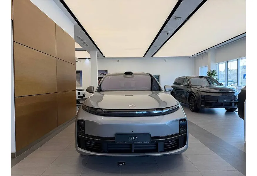 Li Auto L7 1.5 AT 4WD (449 л.с.) Ultra Серебристый в АВИЛОН. Слайд №3