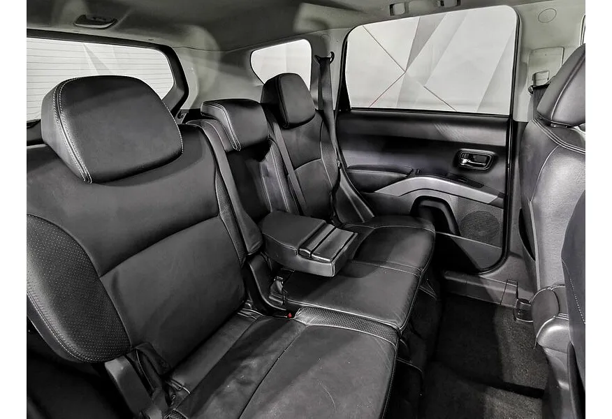 Mitsubishi Outlander 3.0 AT 4WD (220 л.с.) XL Черный в АВИЛОН. Слайд №16