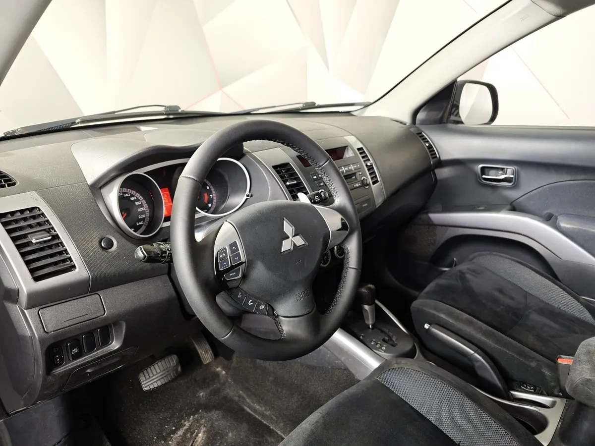 Mitsubishi Outlander 3.0 AT 4WD (223 л.с.) Черный в АВИЛОН. Слайд №13