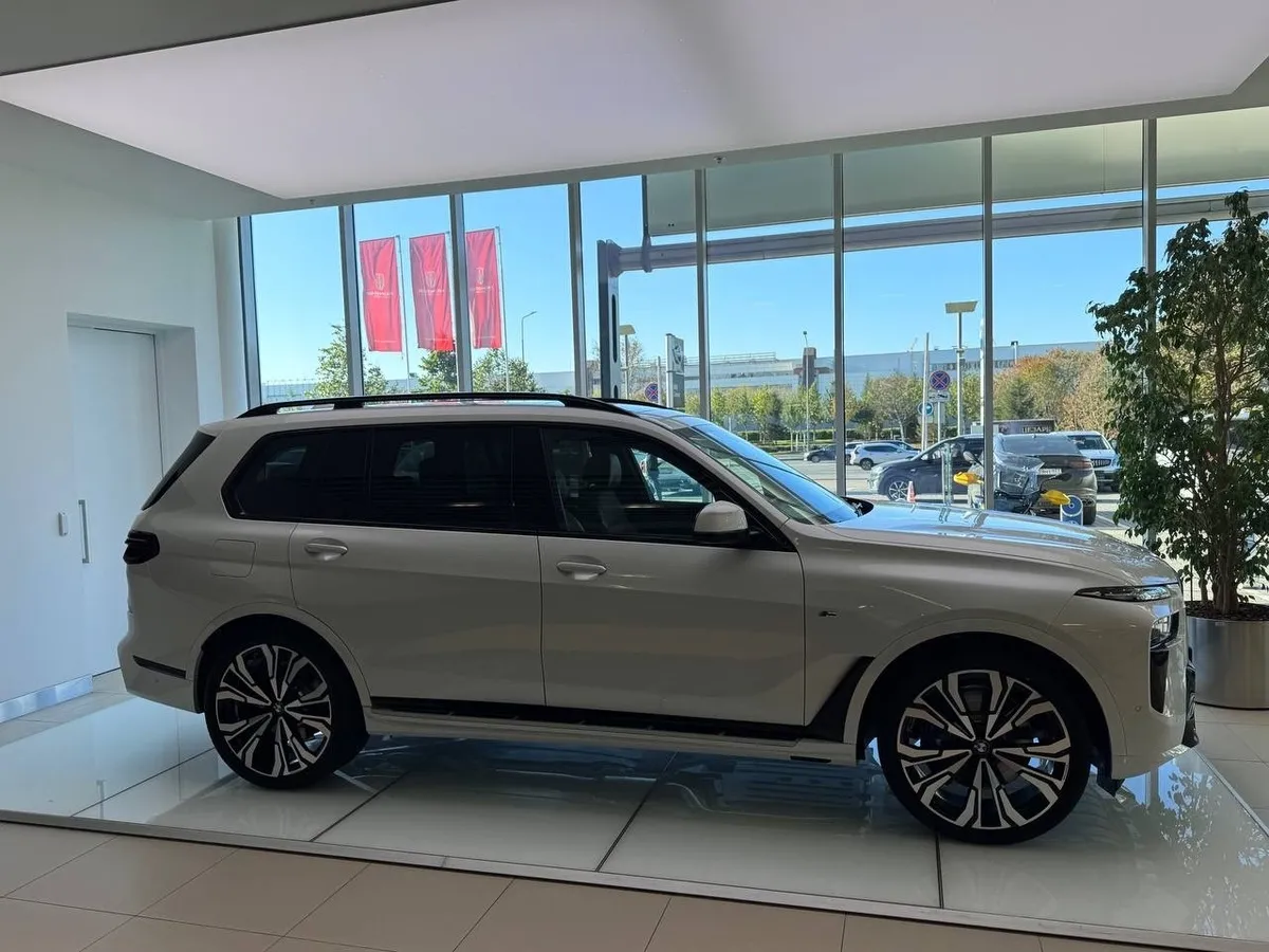 BMW X7 xDrive40i Steptronic (381 л.с.) Белый в АВИЛОН. Слайд №2