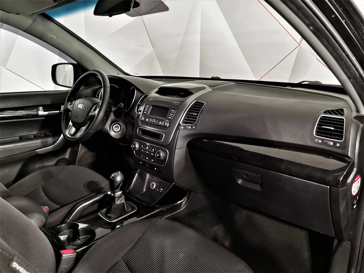 Kia Sorento 2.4 MT (175 л.с.) Черный в АВИЛОН. Слайд №12