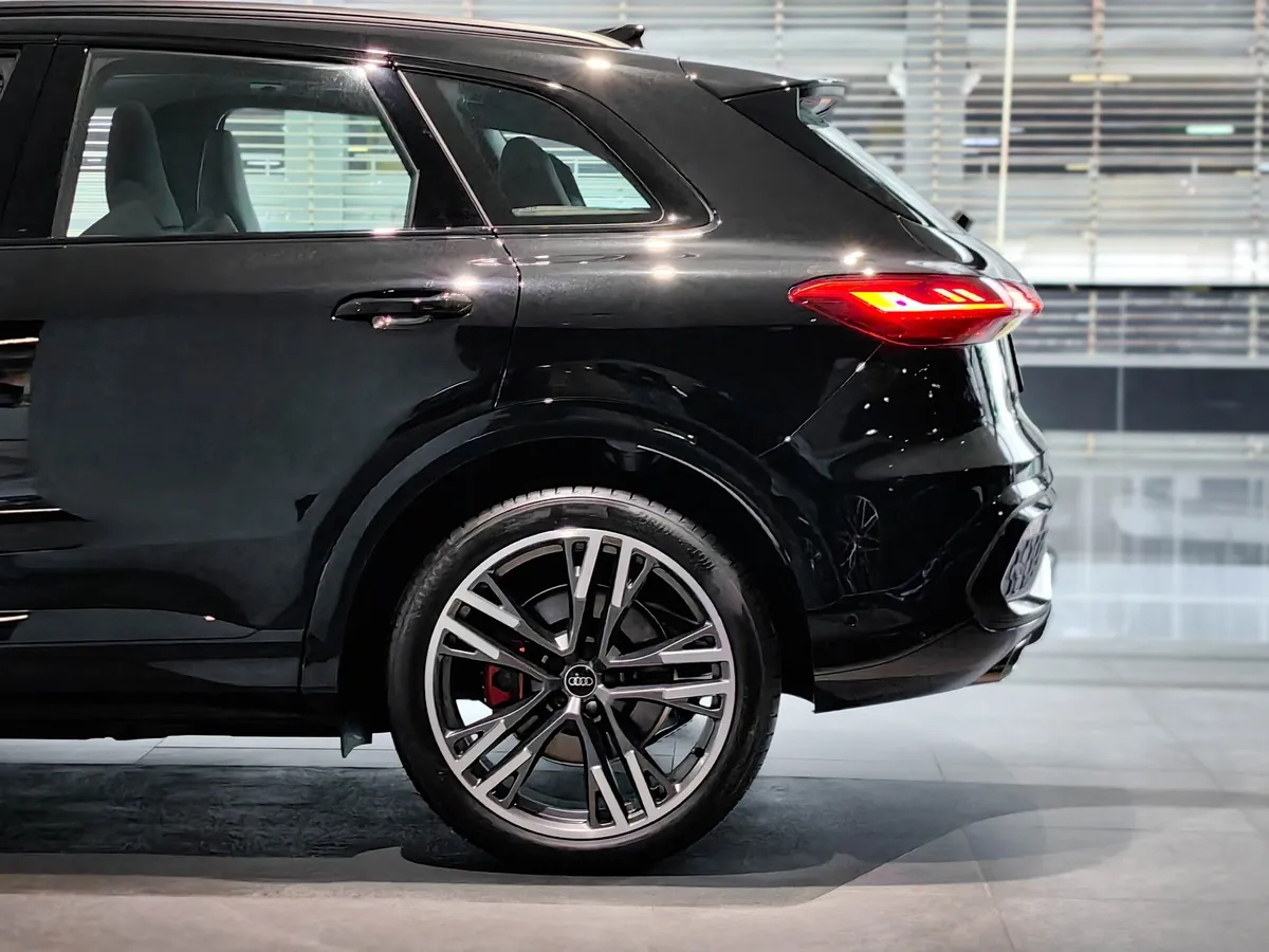 Audi Q5 L 2.0 40 TFSI S tronic quattro (204 л.с.) Черный в АВИЛОН. Слайд №14