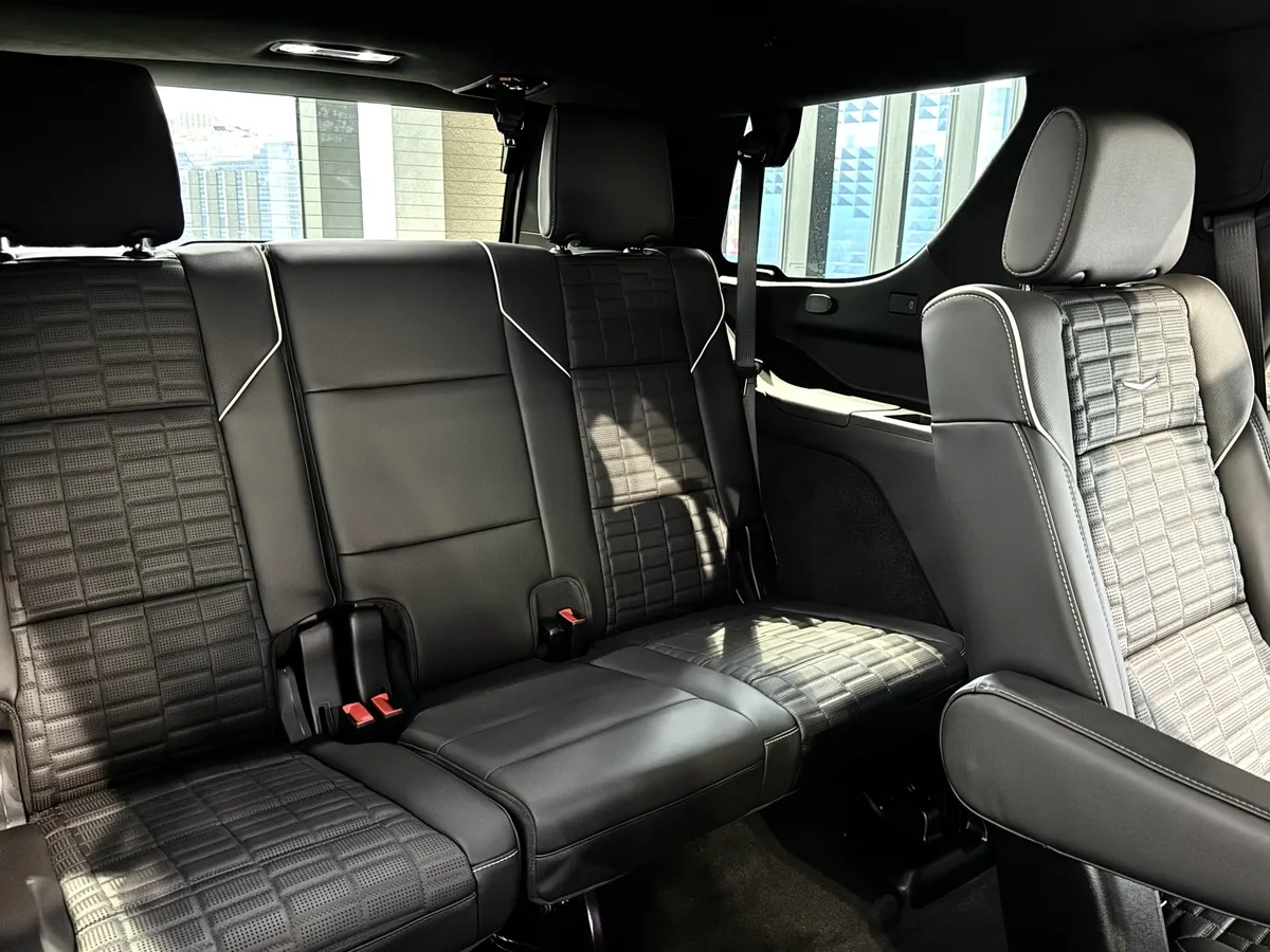 Cadillac Escalade V 6.2 AT 4WD (690 л.с.) V-series Черный в АВИЛОН. Слайд №21
