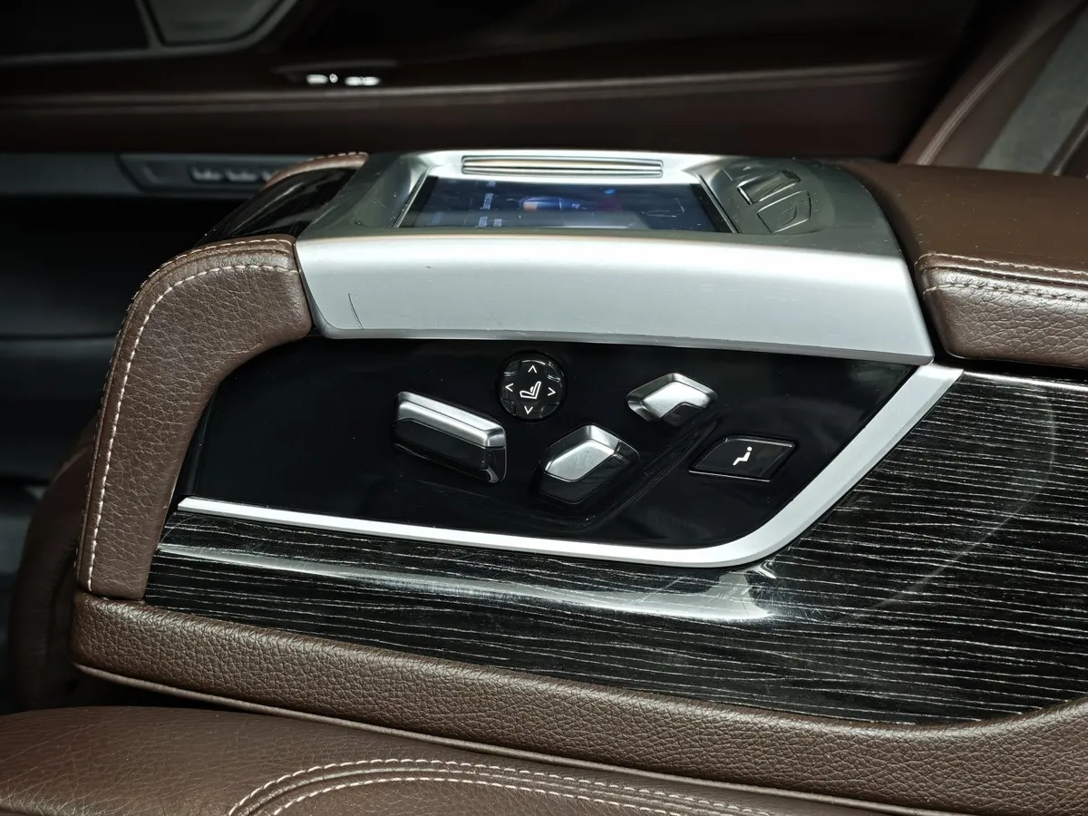 BMW 7 серия 730Ld xDrive AT (249 л.с.) Exclusive Черный в АВИЛОН. Слайд №24