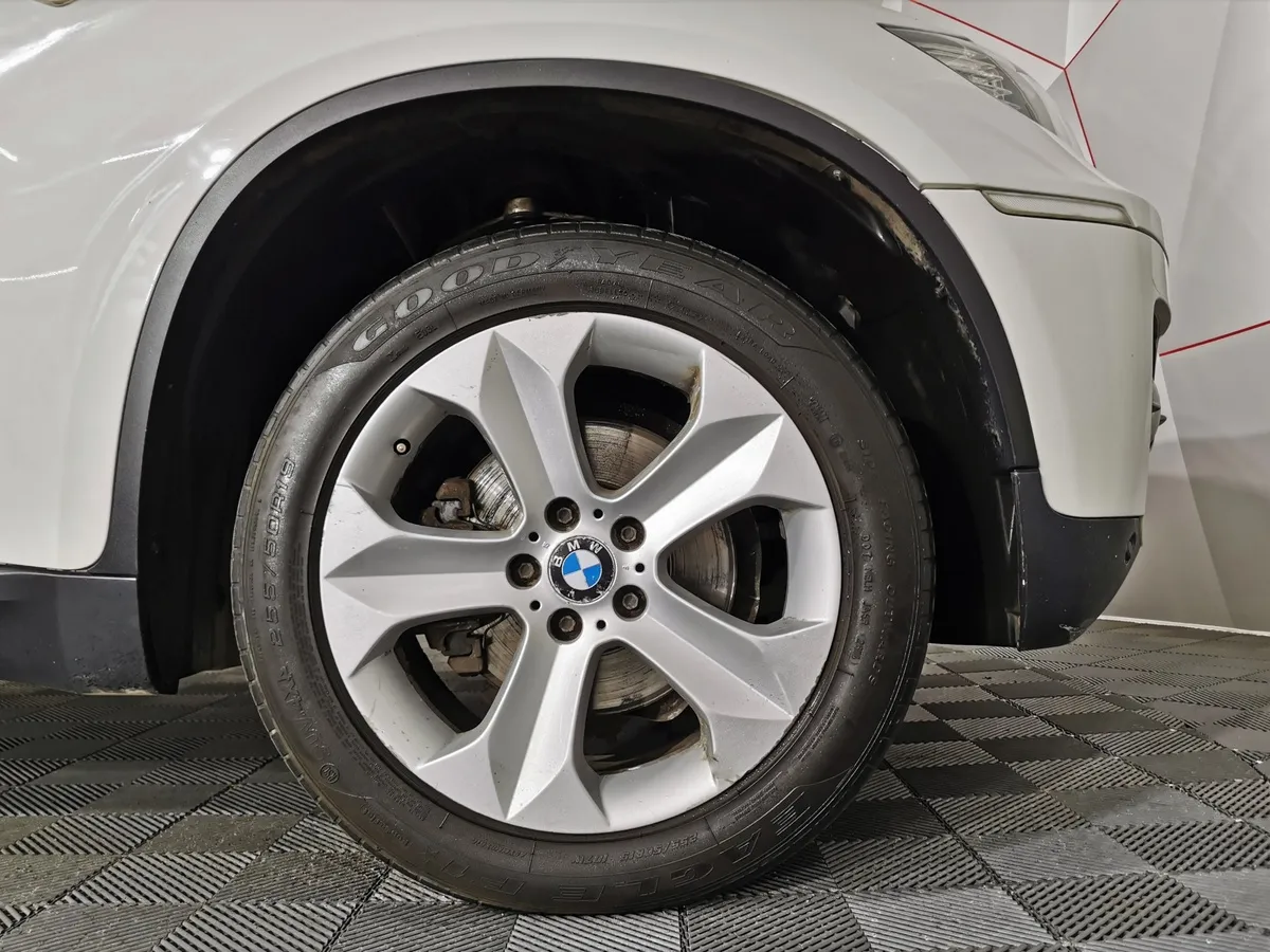 BMW X6 xDrive35i 8AT (306 л.с.) Белый в АВИЛОН. Слайд №7