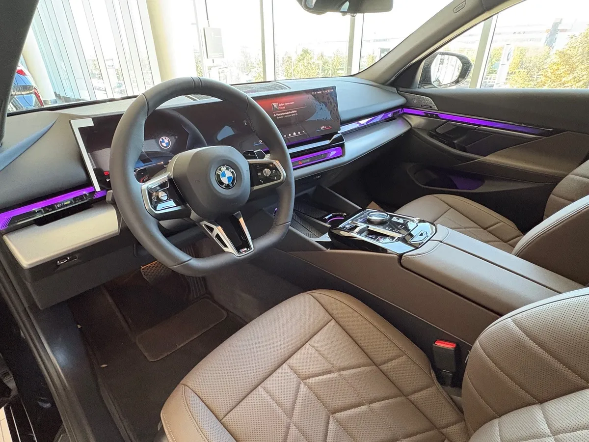 BMW 5 серия 530i xDrive AT (252 л.с.) Черный в АВИЛОН. Слайд №5