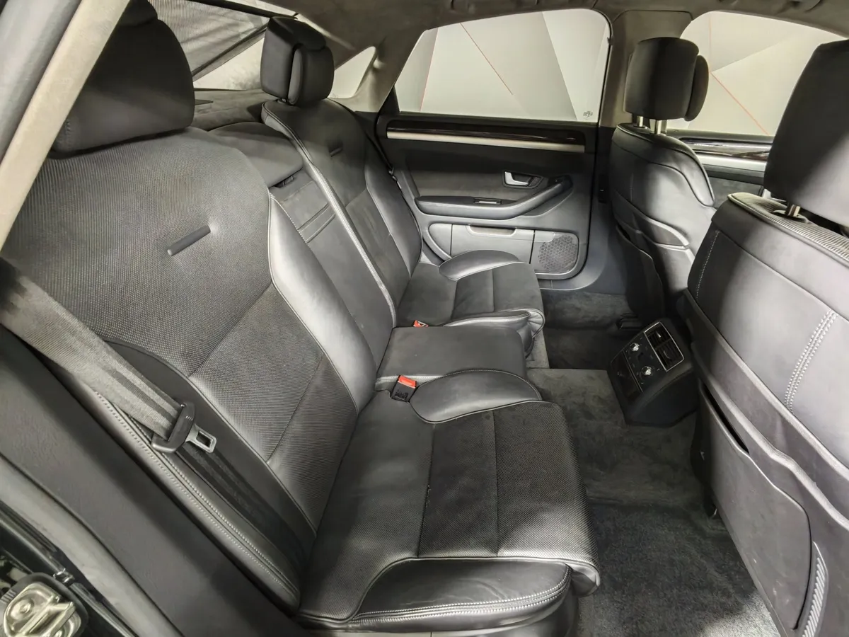 Audi A8 4.2 FSI quattro tiptronic (372 л.с.) Черный в АВИЛОН. Слайд №16