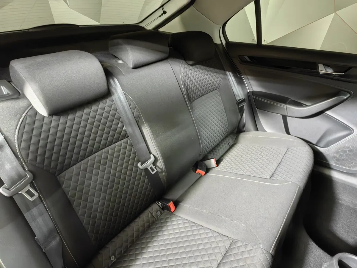 Skoda Rapid 1.6 AT (110 л.с.) Белый в АВИЛОН. Слайд №17