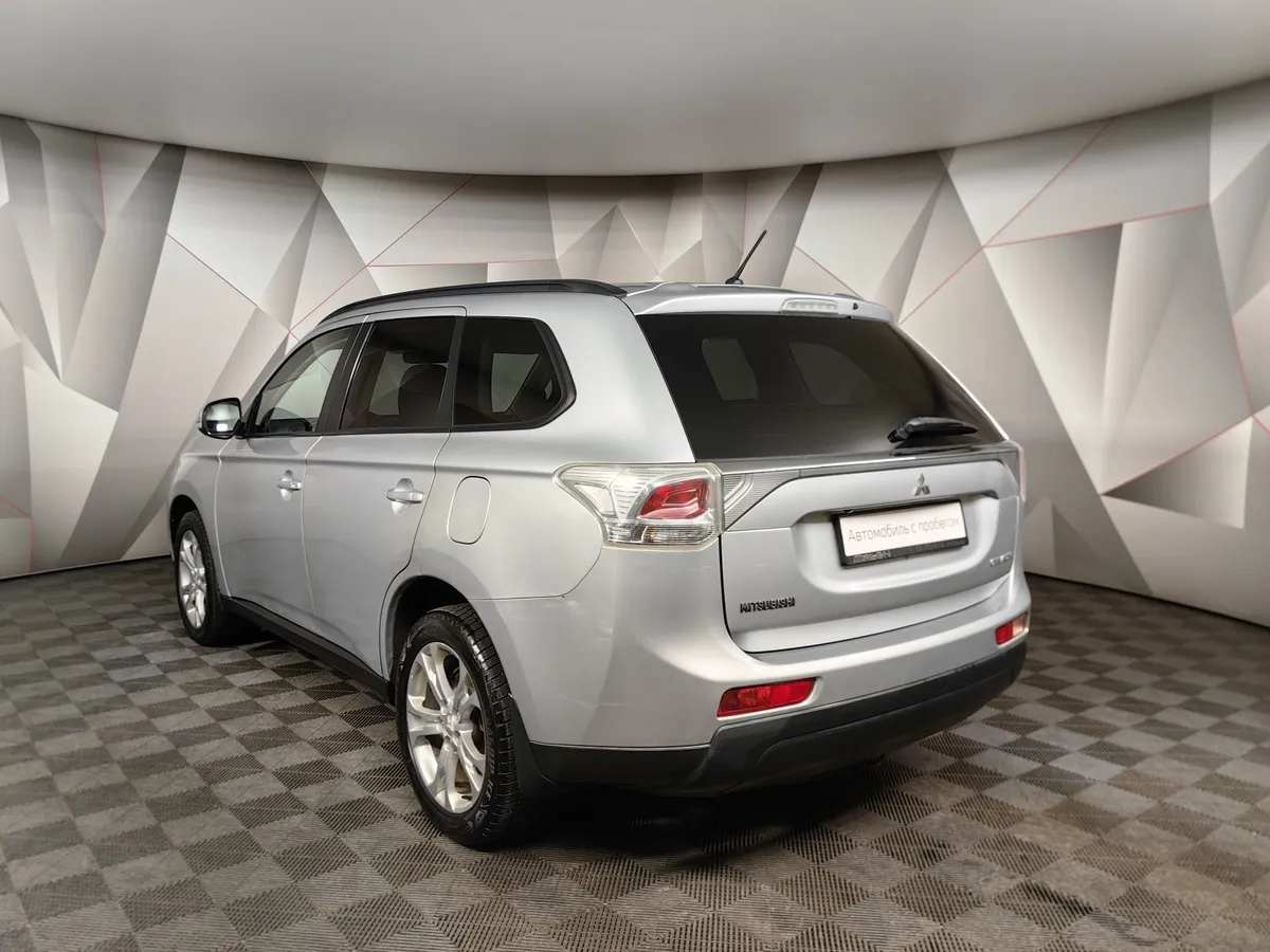 Mitsubishi Outlander 2.4 CVT 4WD (167 л.с.) Серебристый в АВИЛОН. Слайд №4
