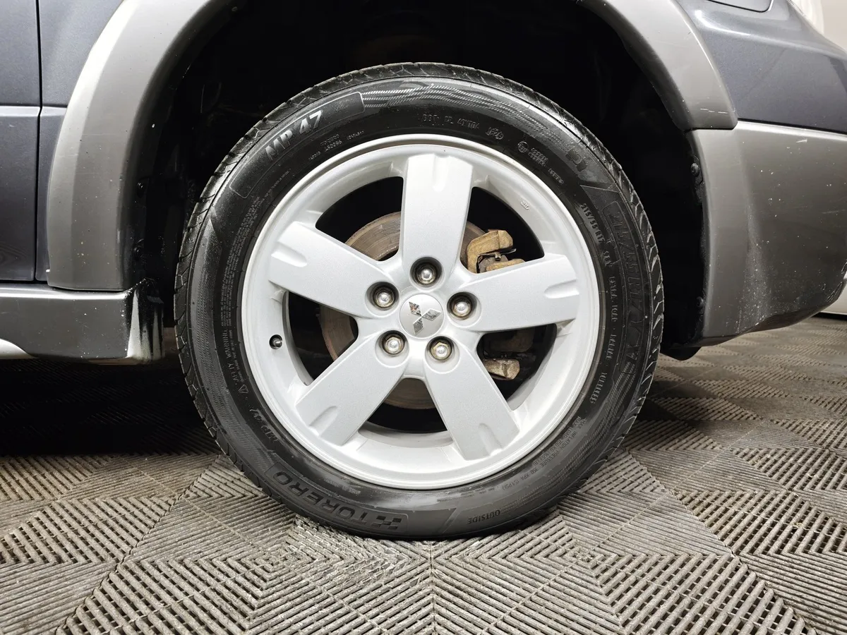 Mitsubishi Outlander 2.4 AT 4WD (160 л.с.) Серый в АВИЛОН. Слайд №9
