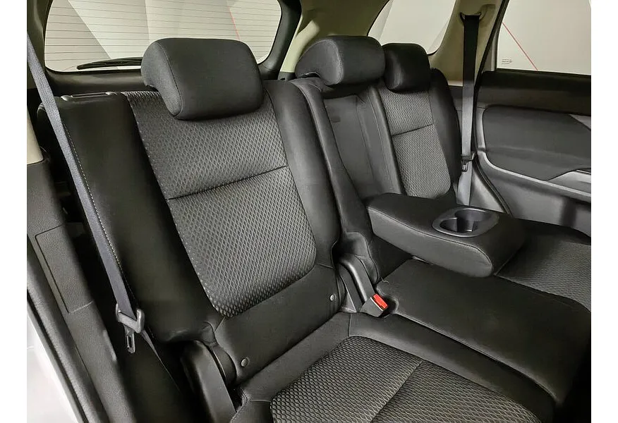 Mitsubishi Outlander 2.0 MIVEC CVT 2WD (146 л.с.) Intense Plus Серебристый в АВИЛОН. Слайд №17