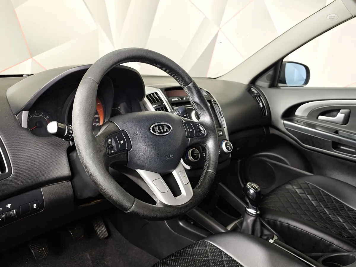 Kia Ceed 1.6 MT (126 л.с.) Comfort Черный в АВИЛОН. Слайд №17
