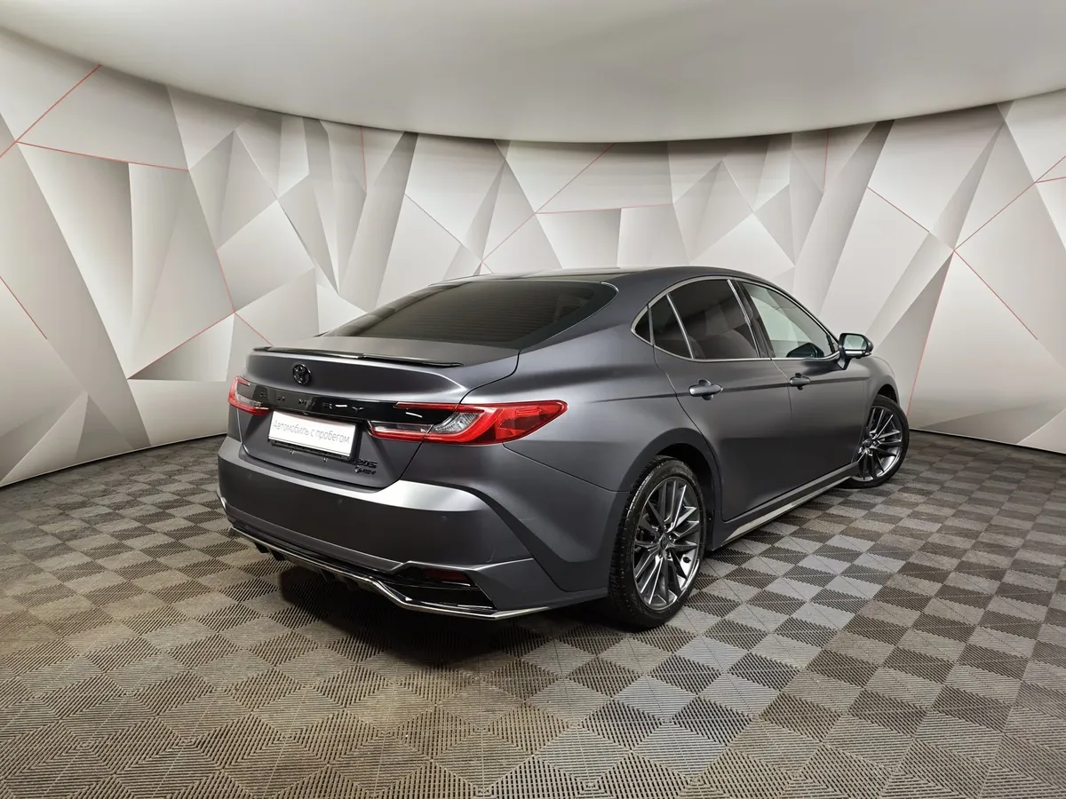 Toyota Camry 2.0h CVT (197 л.с.) Sport Plus Серый в АВИЛОН. Слайд №2