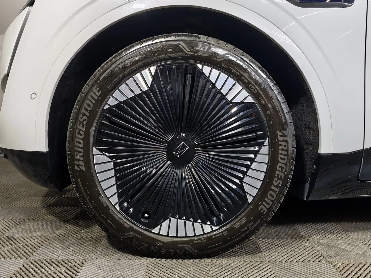 Avatr 11 Long Range Dual Motor AT 4WD (309 л.с.)  Luxury Edition  Белый в АВИЛОН. Слайд №9