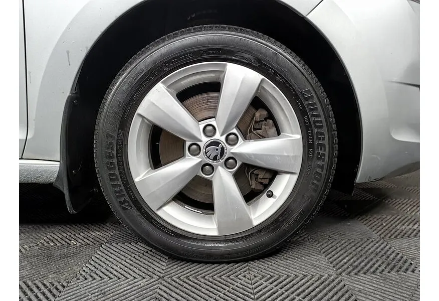 Skoda Rapid 1.6 MT (105 л.с.) Серебристый в АВИЛОН. Слайд №16