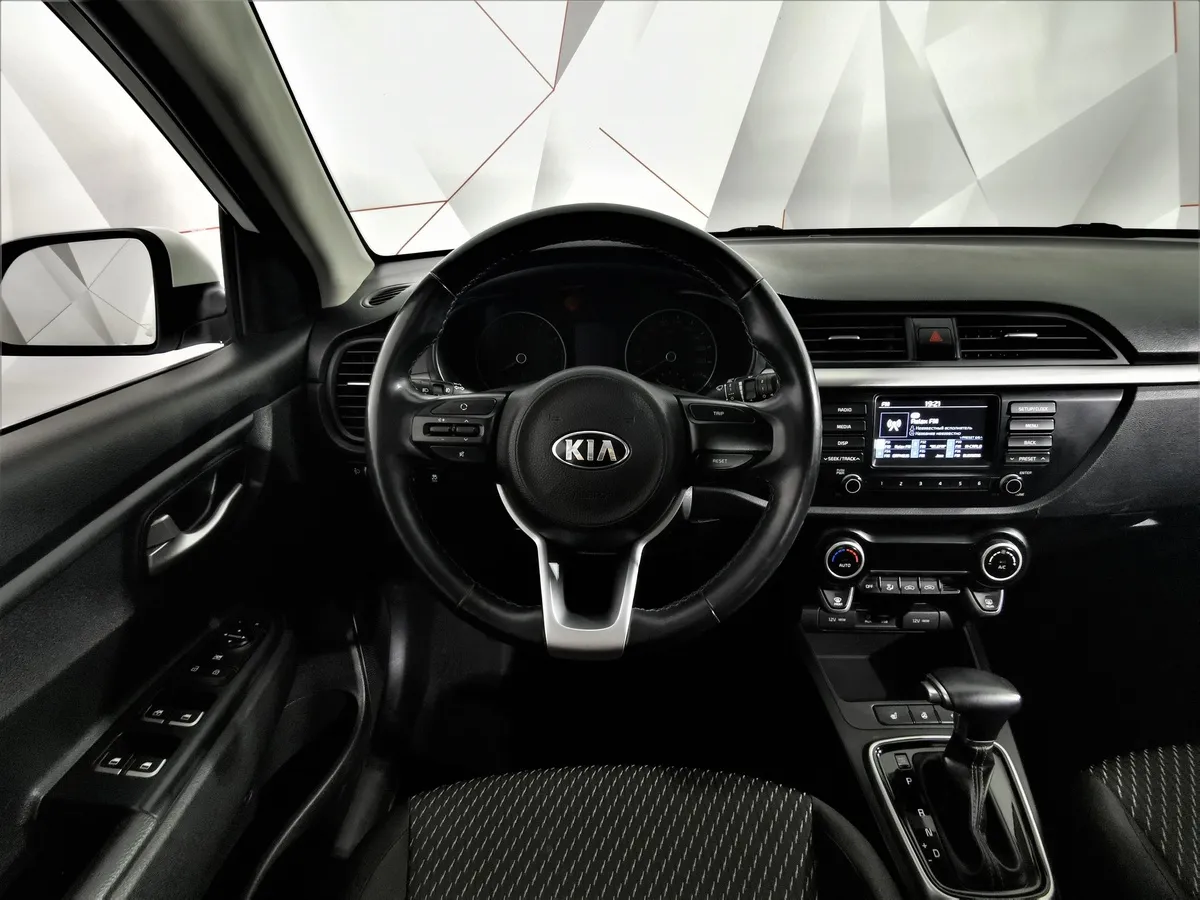 Kia Rio X-Line 1.6 AT (123 л.с.) Luxe Белый в АВИЛОН. Слайд №19