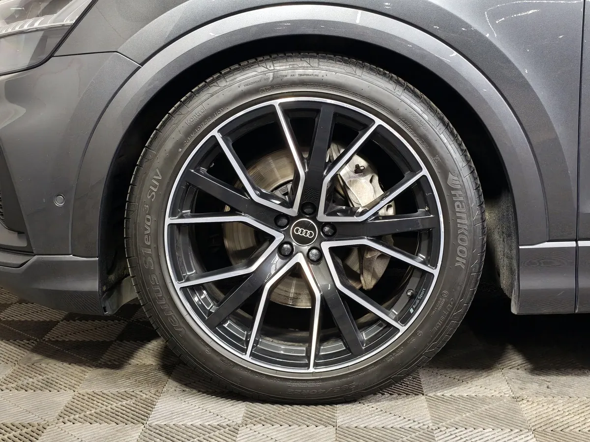 Audi Q8 55 TFSI Tiptronic quattro (340 л.с.) Серый в АВИЛОН. Слайд №9