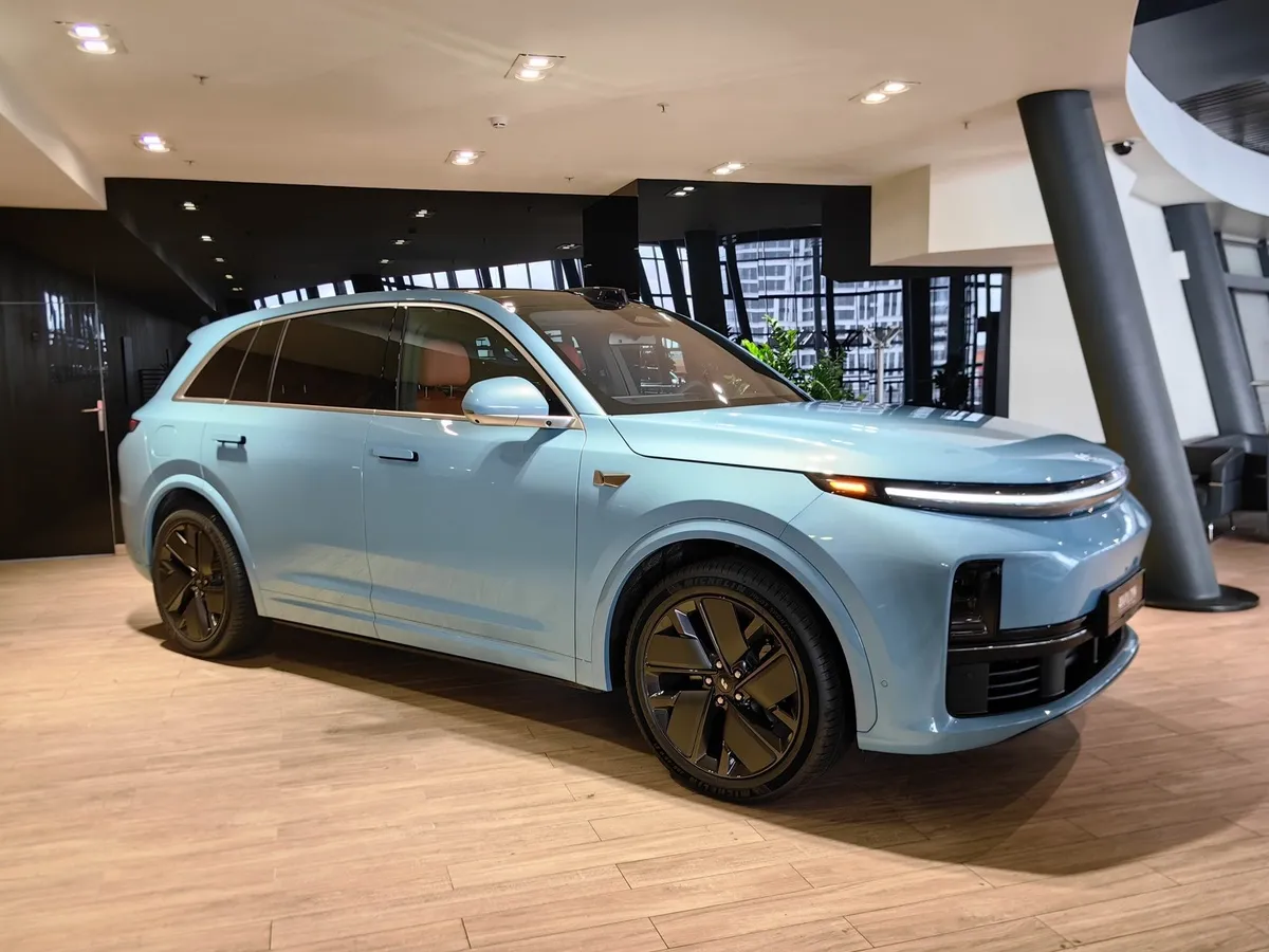 Li Auto L7 1.5 AT 4WD (449 л.с.) Ultra Голубой в АВИЛОН. Слайд №2