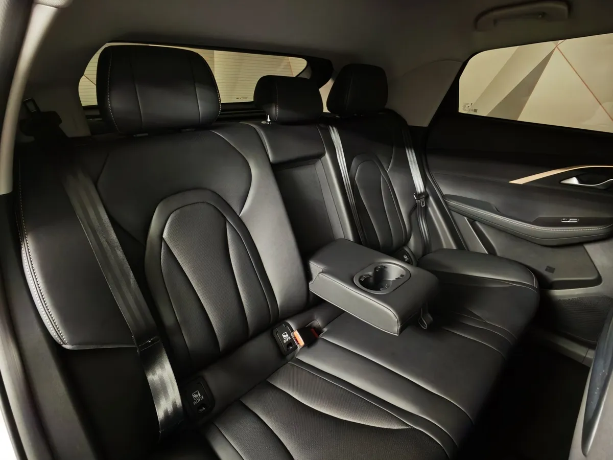Omoda C5 1.5T CVT (147 л.с.) Lifestyle (красные элементы экстерьера) Серый в АВИЛОН. Слайд №17