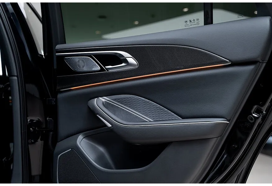 Hongqi H6 2.0T 8AT 2WD (245 л.с.) Deluxe Черный в АВИЛОН. Слайд №8