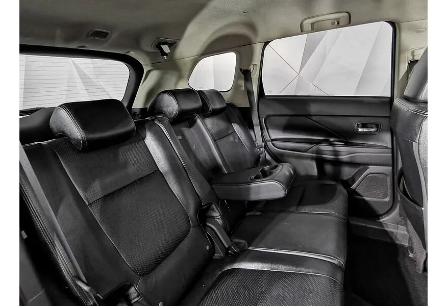 Mitsubishi Outlander 2.4 CVT 4WD (167 л.с.) Черный в АВИЛОН. Слайд №15