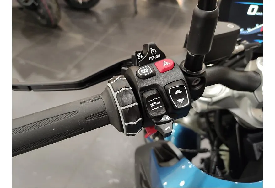 BMW Motorrad R 1300 R R 1300 R 1300 см³ (145 л.с.) (145) 1300 Синий в АВИЛОН. Слайд №8