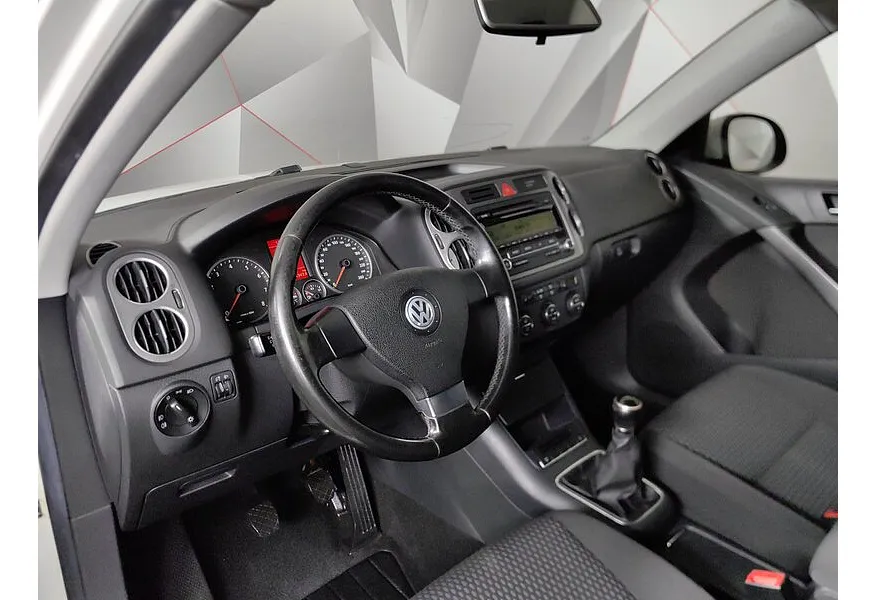 Volkswagen Tiguan 1.4 TSI MT (150 л.с.) Trend & Fun Белый в АВИЛОН. Слайд №16