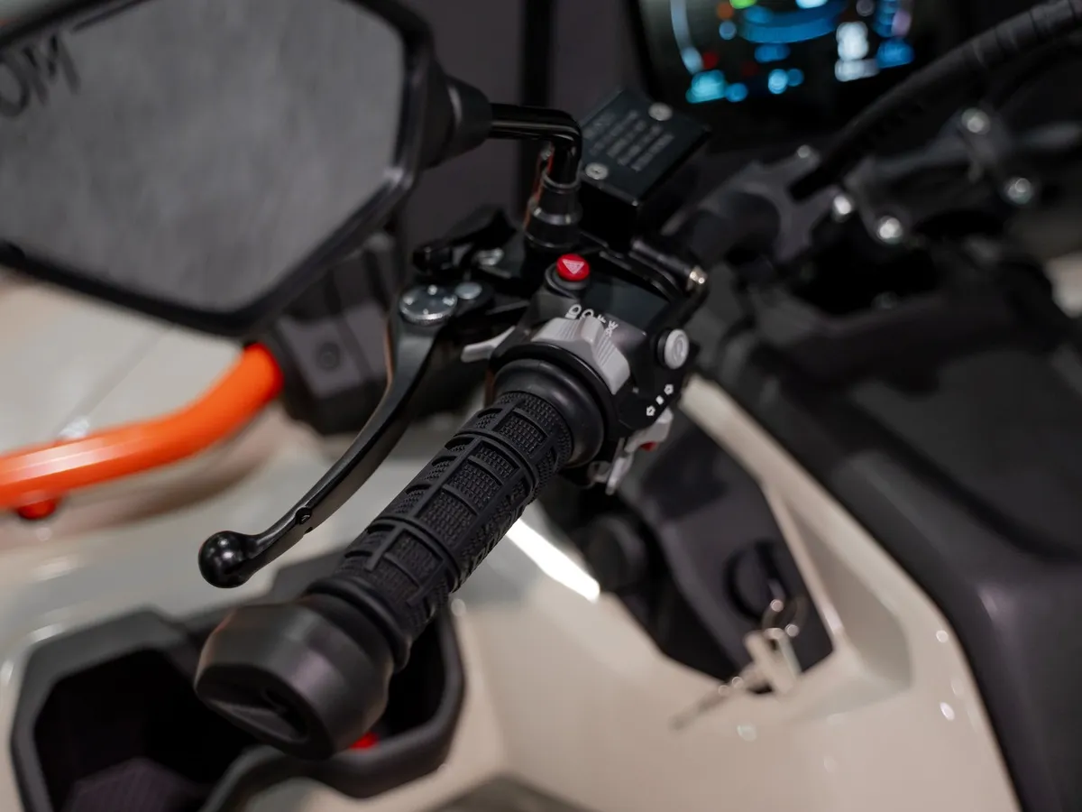 Loncin Xwolf 1000 976 см³ (98 л.с.) 98 976 Желтый в АВИЛОН. Слайд №11