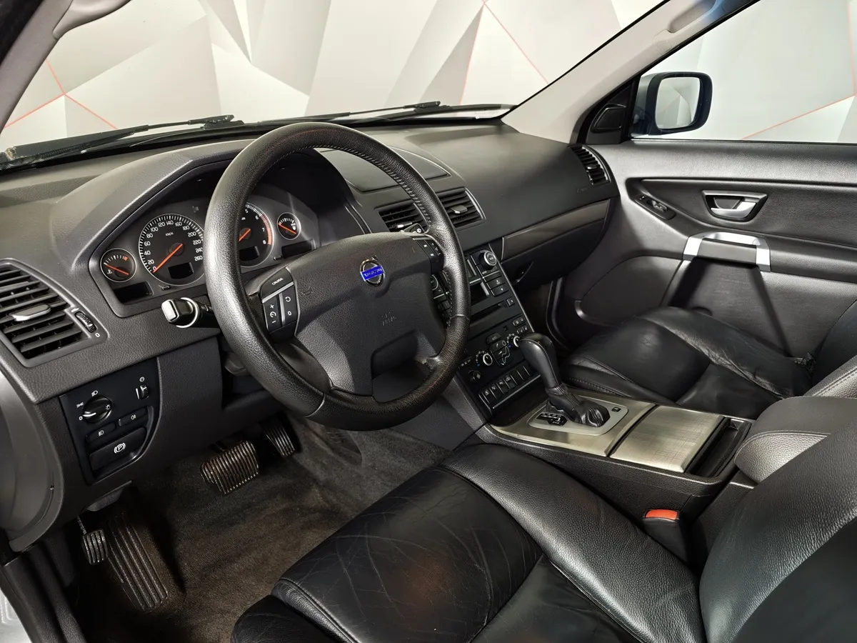 Volvo XC90 2.5 T5 Geartronic AWD (5 мест) (210 л.с.) Серебристый в АВИЛОН. Слайд №18