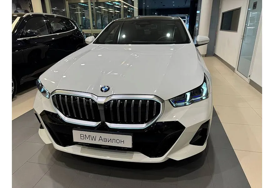 BMW 5 серия 530i xDrive AT (252 л.с.) Белый в АВИЛОН. Слайд №3