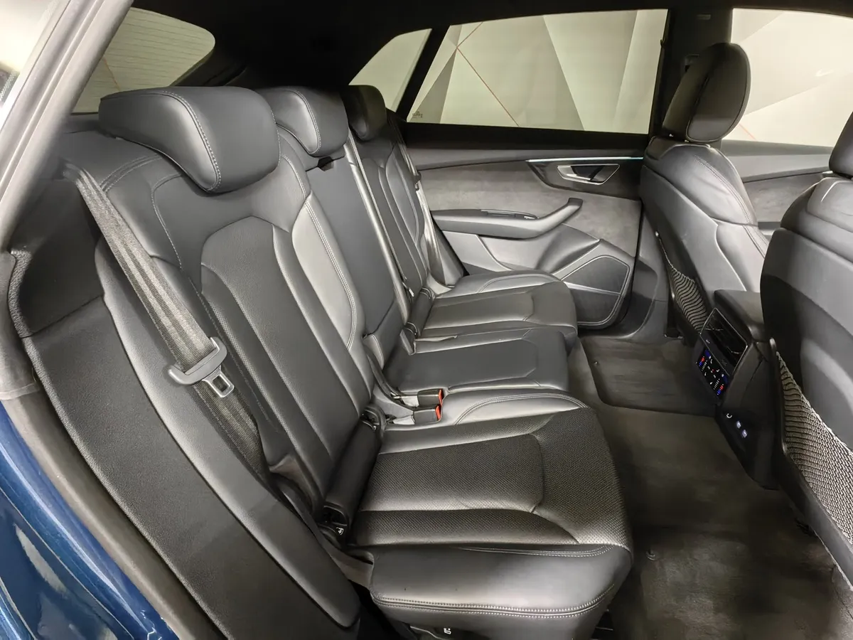 Audi Q8 55 TFSI Tiptronic quattro (340 л.с.) Синий в АВИЛОН. Слайд №15