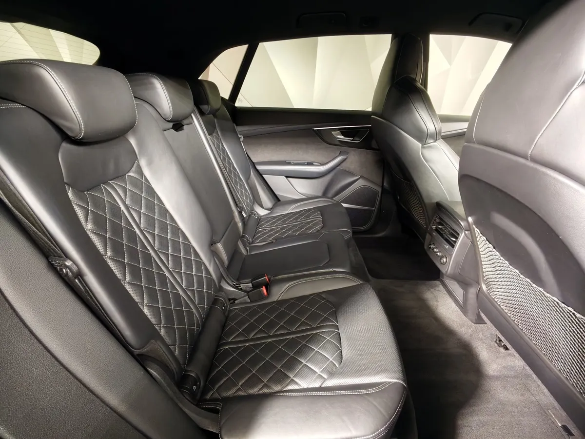Audi Q8 55 TFSI Tiptronic quattro (340 л.с.) Серый в АВИЛОН. Слайд №16