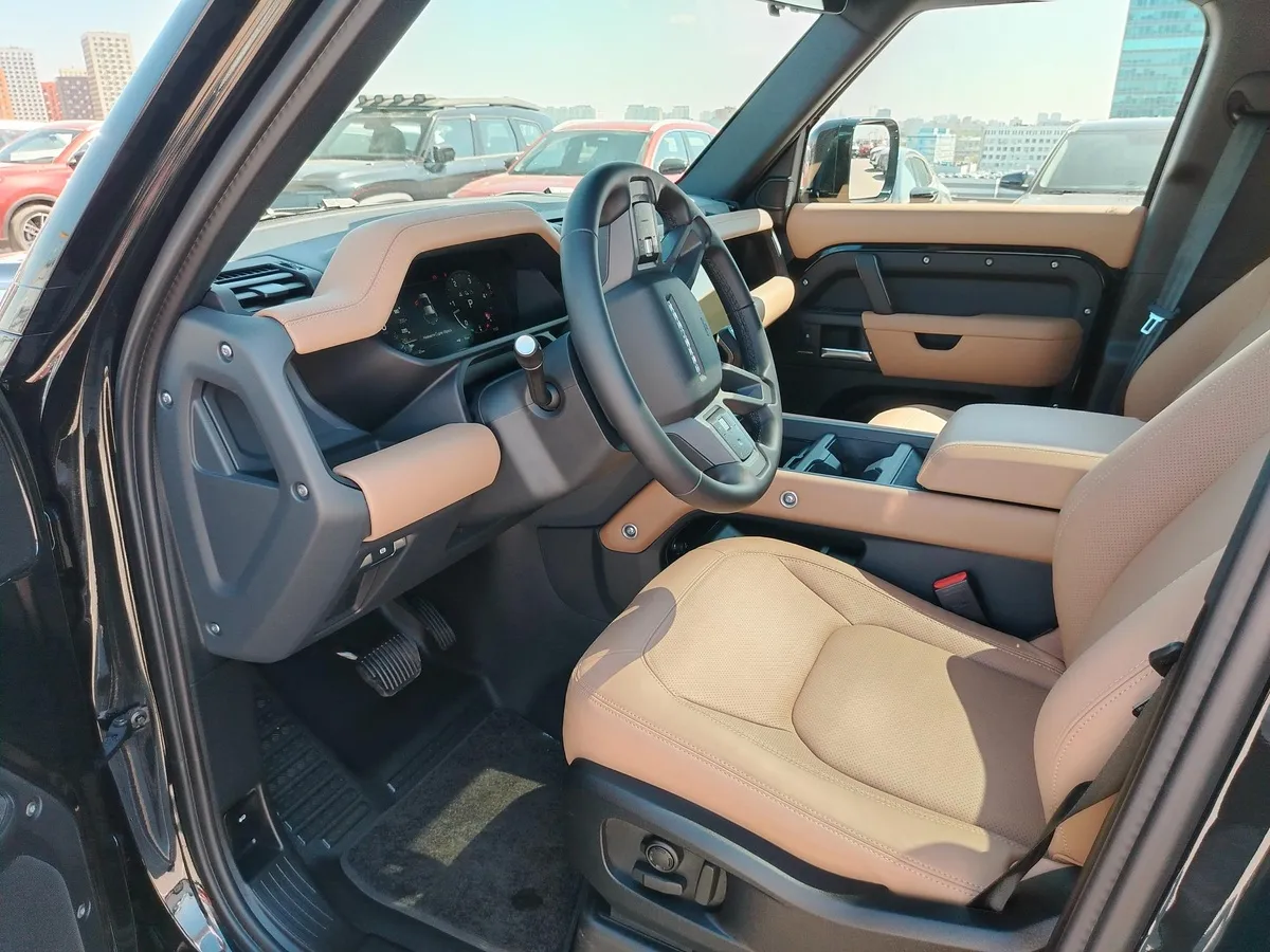Land Rover Defender 3.0D D6H AT (249 л.с.) X-Dynamic HSE Черный в АВИЛОН. Слайд №7