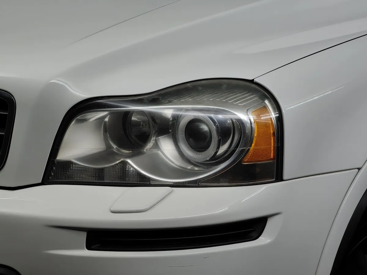 Volvo XC90 2.5 T5 Geartronic AWD (5 мест) (210 л.с.) Белый в АВИЛОН. Слайд №9