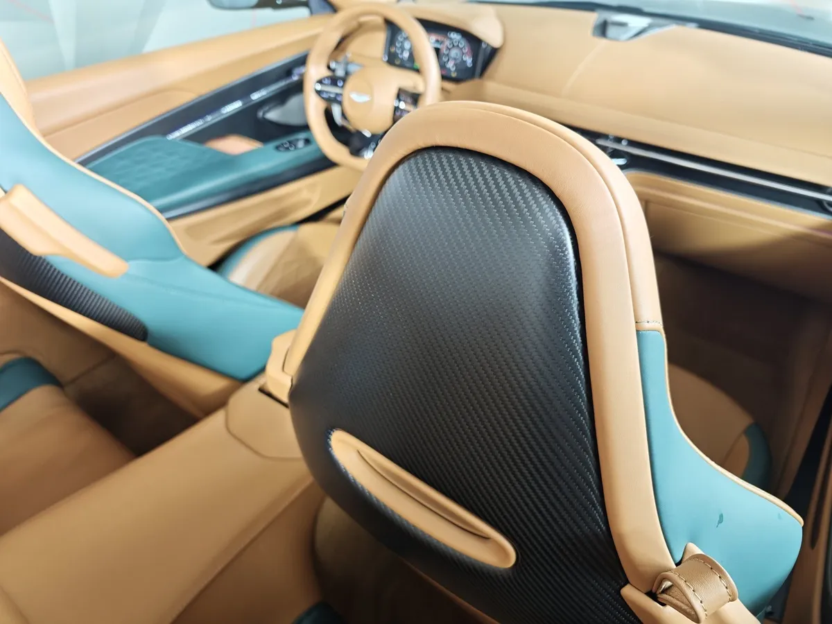 Aston Martin DB12 Volante 5.2 V12 AT (600 л.с.) Зеленый в АВИЛОН. Слайд №32