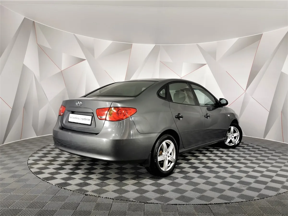 Hyundai Elantra 1.6 MT (105 л.с.) Серый в АВИЛОН. Слайд №2