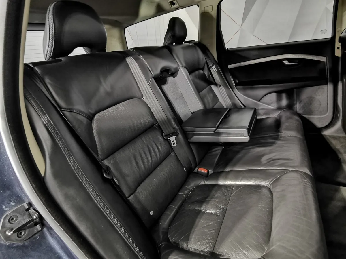 Volvo XC70 2.4 D5 Geartronic AWD (185 л.с.) Синий в АВИЛОН. Слайд №16