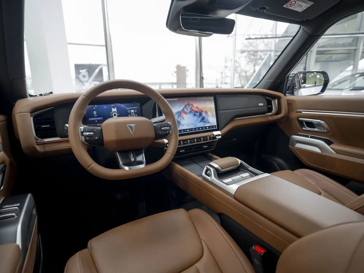 Deepal G318 1.5h AT 4WD (439 л.с.) Эверест Черный в АВИЛОН. Слайд №3