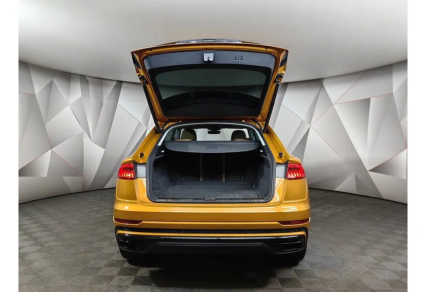 Audi Q8 55 TFSI Tiptronic quattro (340 л.с.) Оранжевый в АВИЛОН. Слайд №12