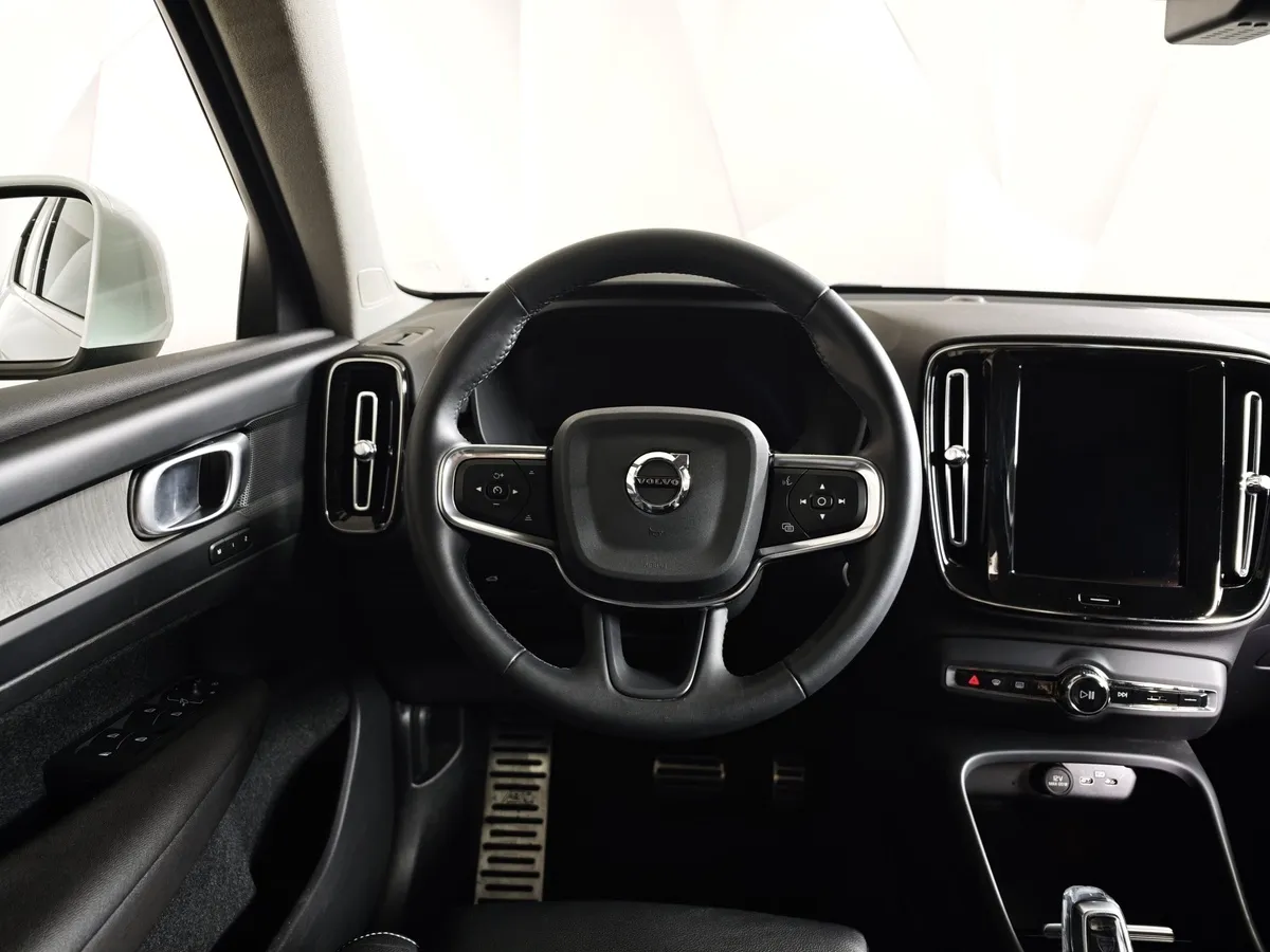 Volvo XC40 2.0 B4 AT AWD (190 л.с.) Deluxe Белый в АВИЛОН. Слайд №20