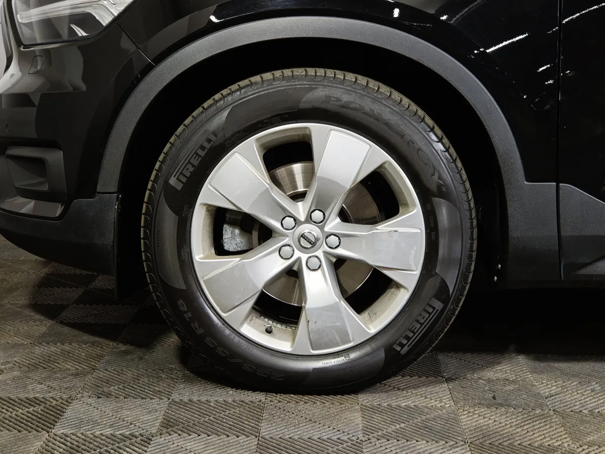 Volvo XC40 2.0 T4 Drive-E AT AWD (190 л.с.) Momentum Черный в АВИЛОН. Слайд №9