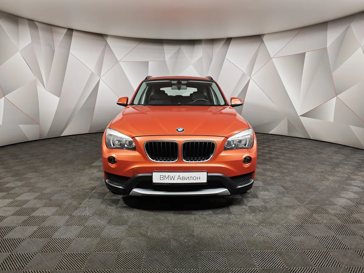 BMW X1 sDrive18i AT (150 л.с.) Базовая. Локальная сборка Оранжевый в АВИЛОН. Слайд №3