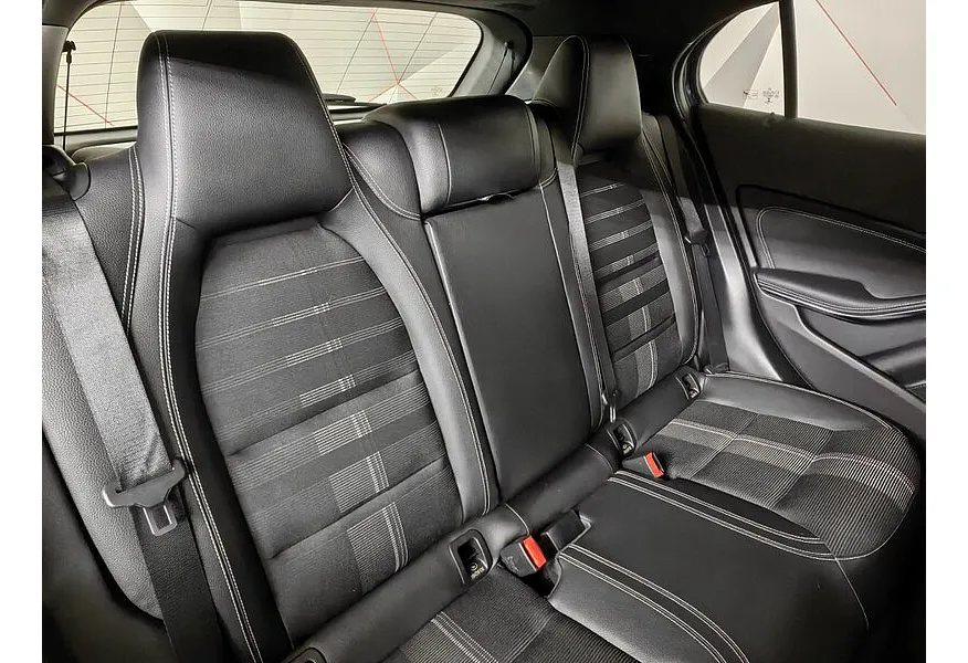 Mercedes-Benz GLA 200 7G-DCT (150 л.с.) Особая серия Синий в АВИЛОН. Слайд №17