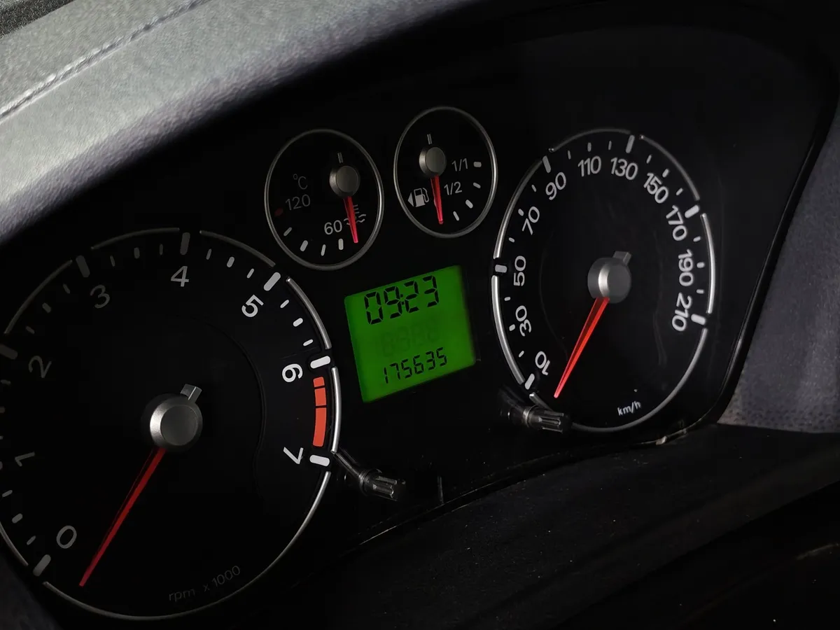 Ford Fiesta 1.6 Flex MT (100 л.с.) Красный в АВИЛОН. Слайд №15
